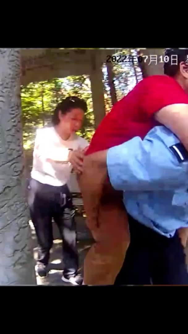 [영상] 中 경찰관, 일사병으로 쓰러진 노인 산에서 구해